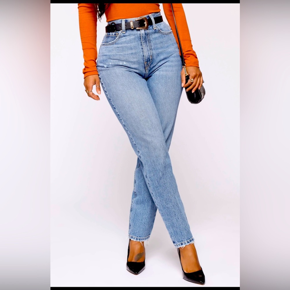 NWT - Fashion nova (Woman Size 5) - High Rise Light Wash Mom Jeans